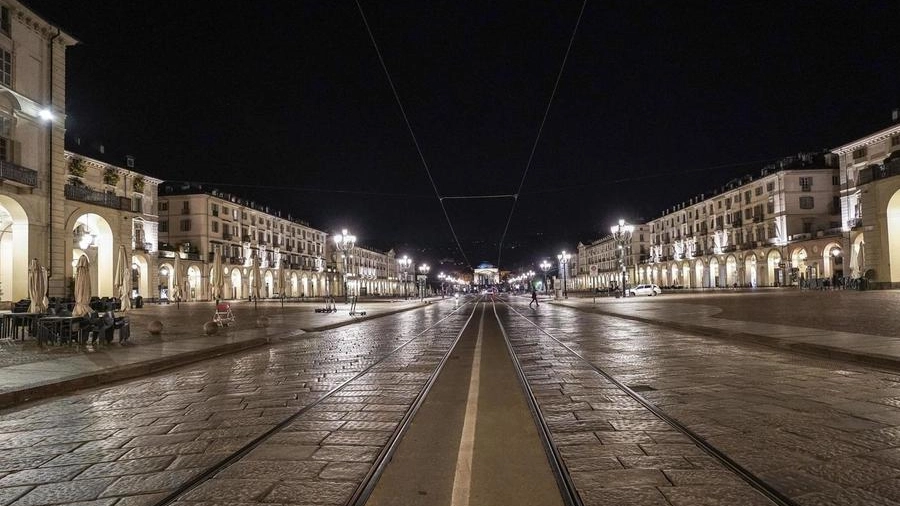 Coprifuoco, strade vuote a Torino di notte (Ansa)