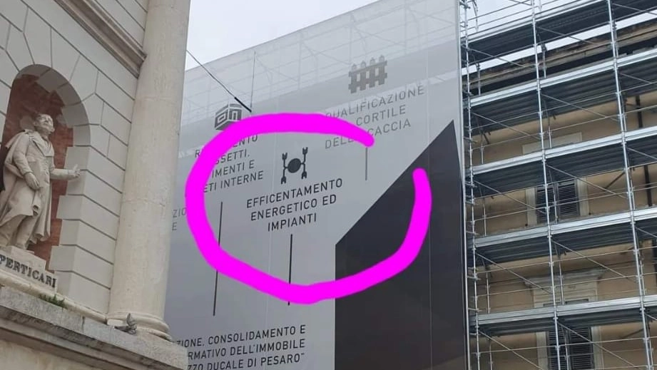 Errore nel cartellone sui ponteggi in piazza del Popolo: "Efficentamento" è stato scritto senza la "i"