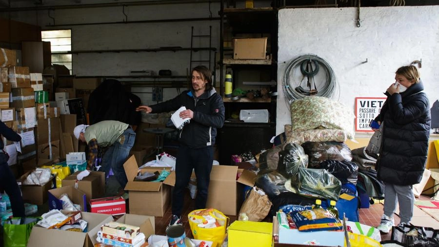 Il magazzino del corriere Belinterpost, a Castenaso, pieno di aiuti per l’Ucraina