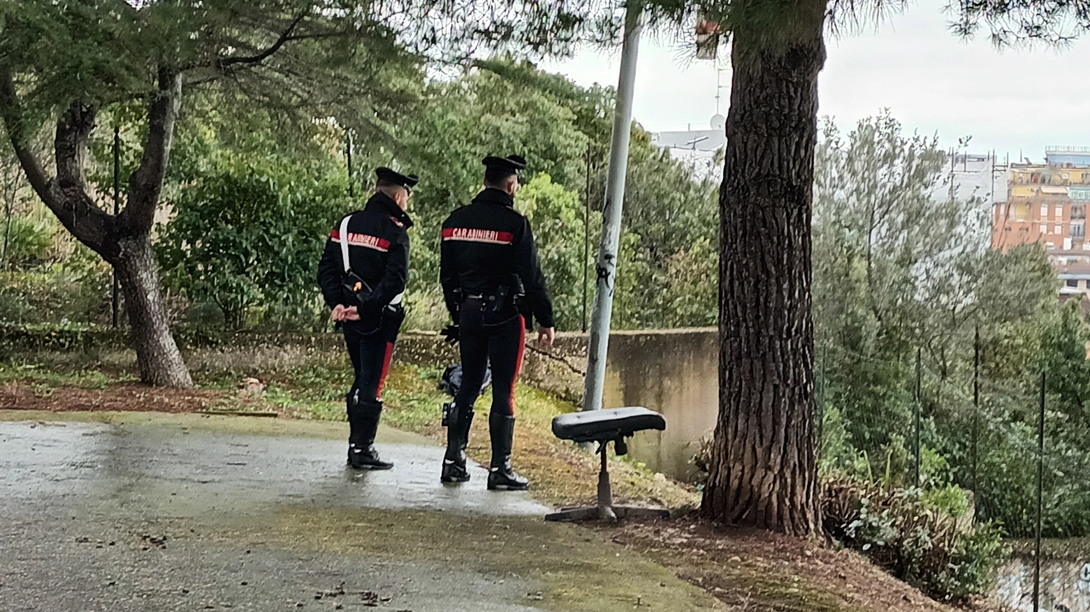 I carabinieri sul luogo in cui è stato trovato il cadavere