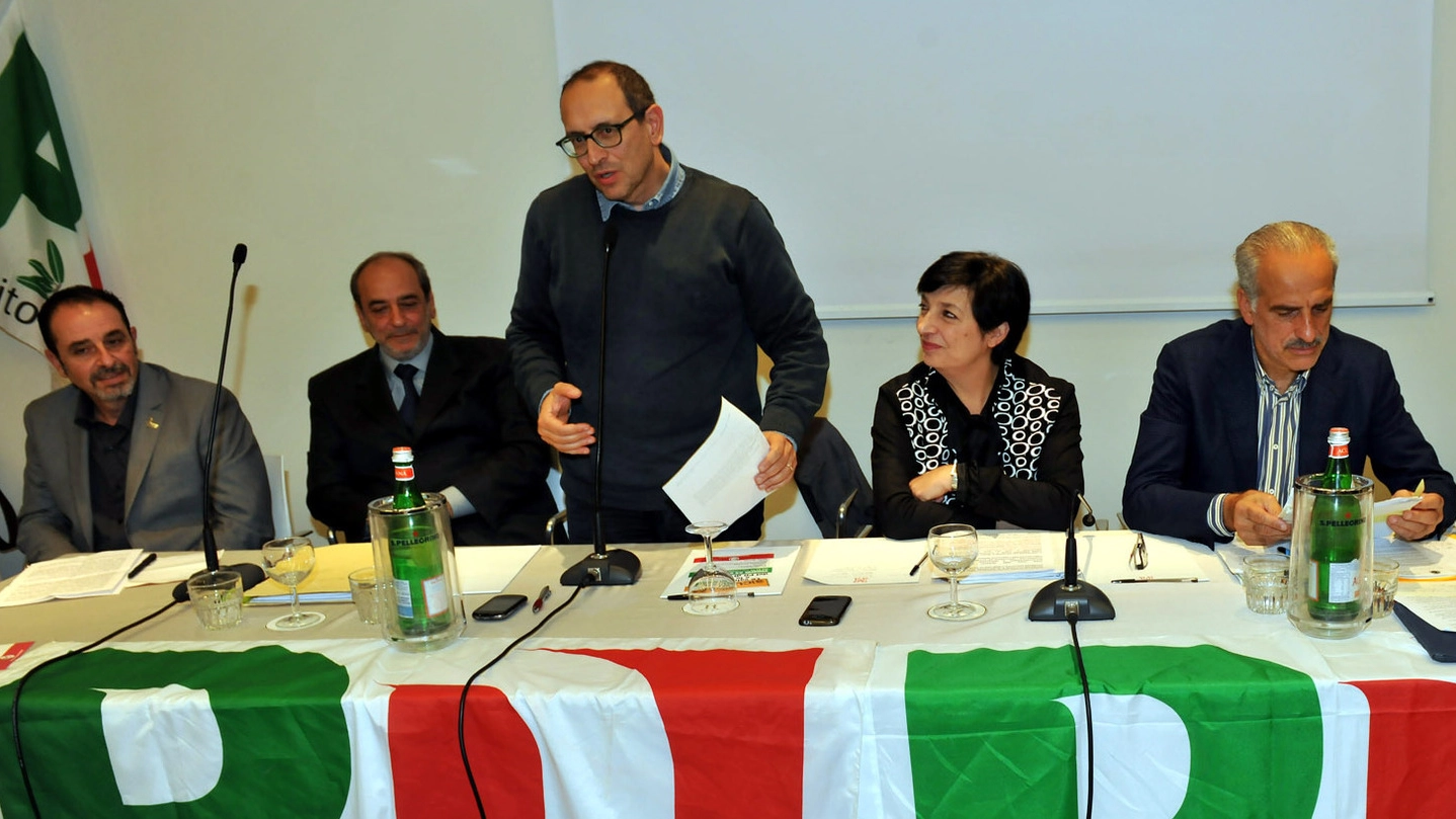 Il sindaco Tommaso Corvatta al tavolo del Pd con il segretario Mirella Franco e il vicesindaco Giulio Silenzi (foto Vives)