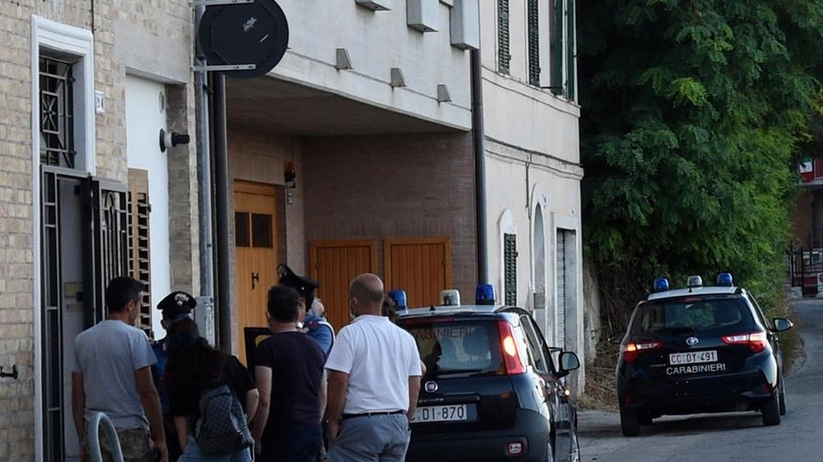 I carabinieri davanti casa di Bettucci (foto Calavita)