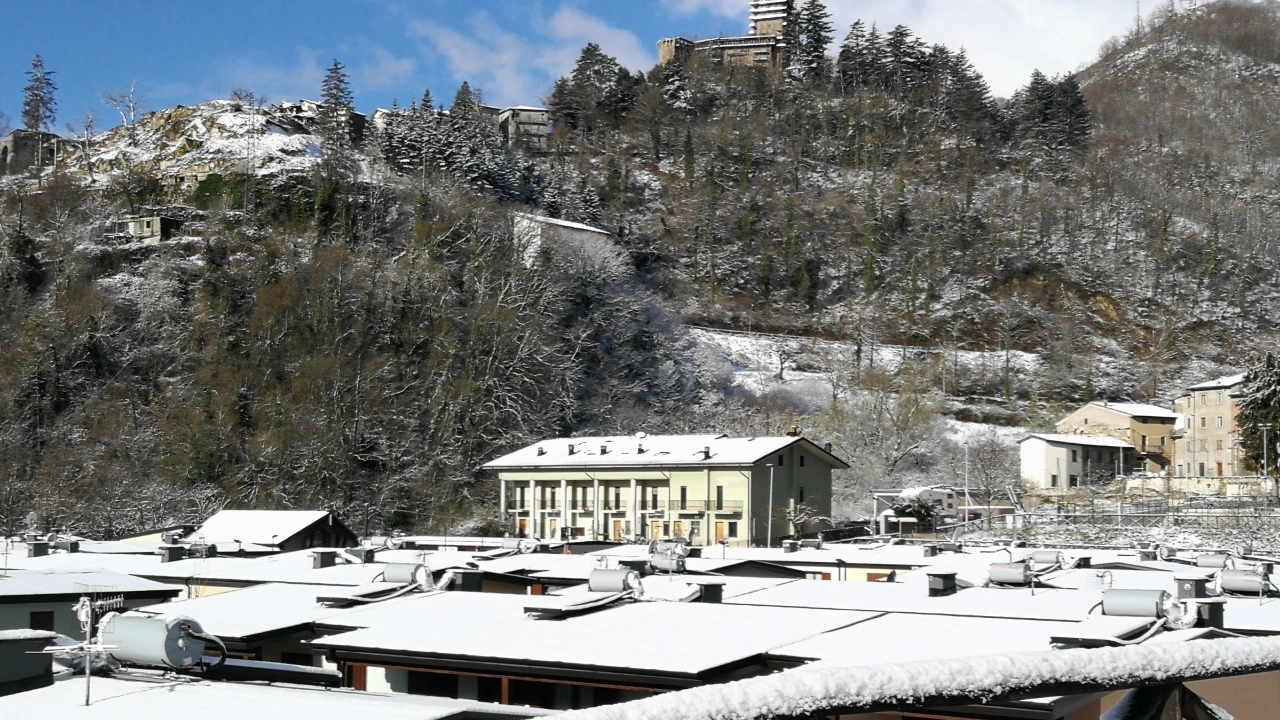 Le casette di Borgo 1 coperte dalla neve