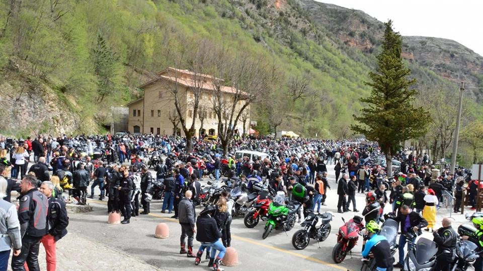 La carica dei motociclisti al santuario di Madonna dell'Ambro (foto Carassai)