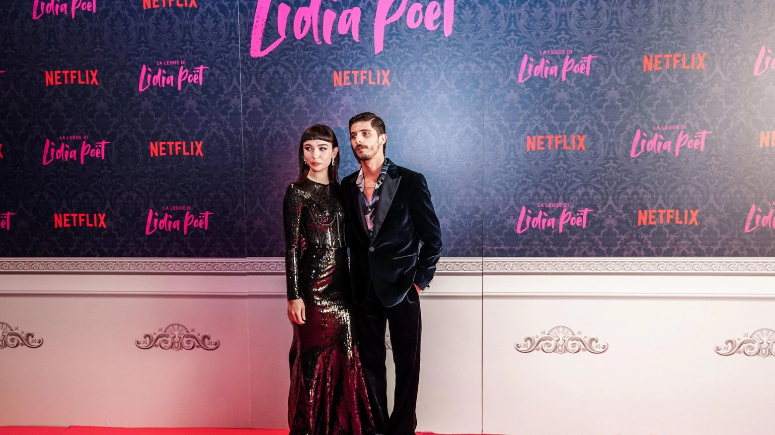 Matilda De Angelis e il fidanzato Alessandro De Santis, membro del gruppo Santi Francesi, sul red carpet della serie Netflix Lidia Poet