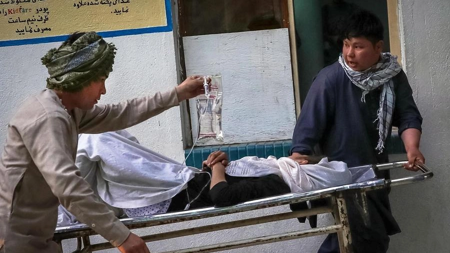I primi soccorsi alle studentesse ferite fuori dalla scuola di Kabul