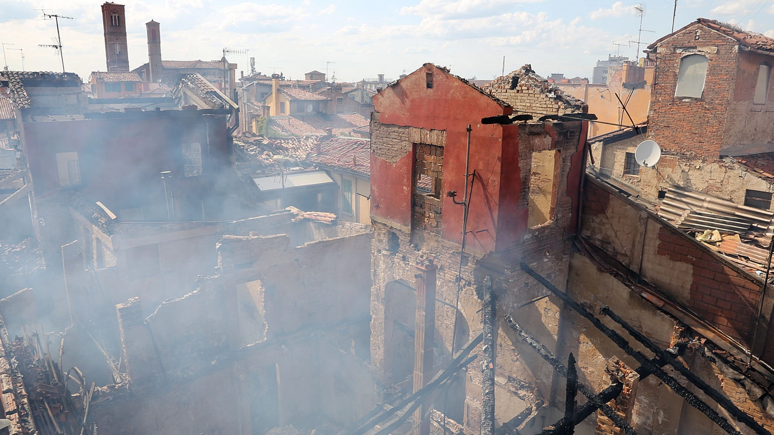 L'incendio di via Cesare Battisti (FotoSchicchi)