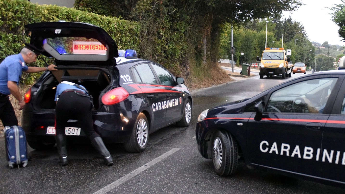 I carabinieri della Compagnia di Civitanova sul luogo dell’incidente (foto De Marco)