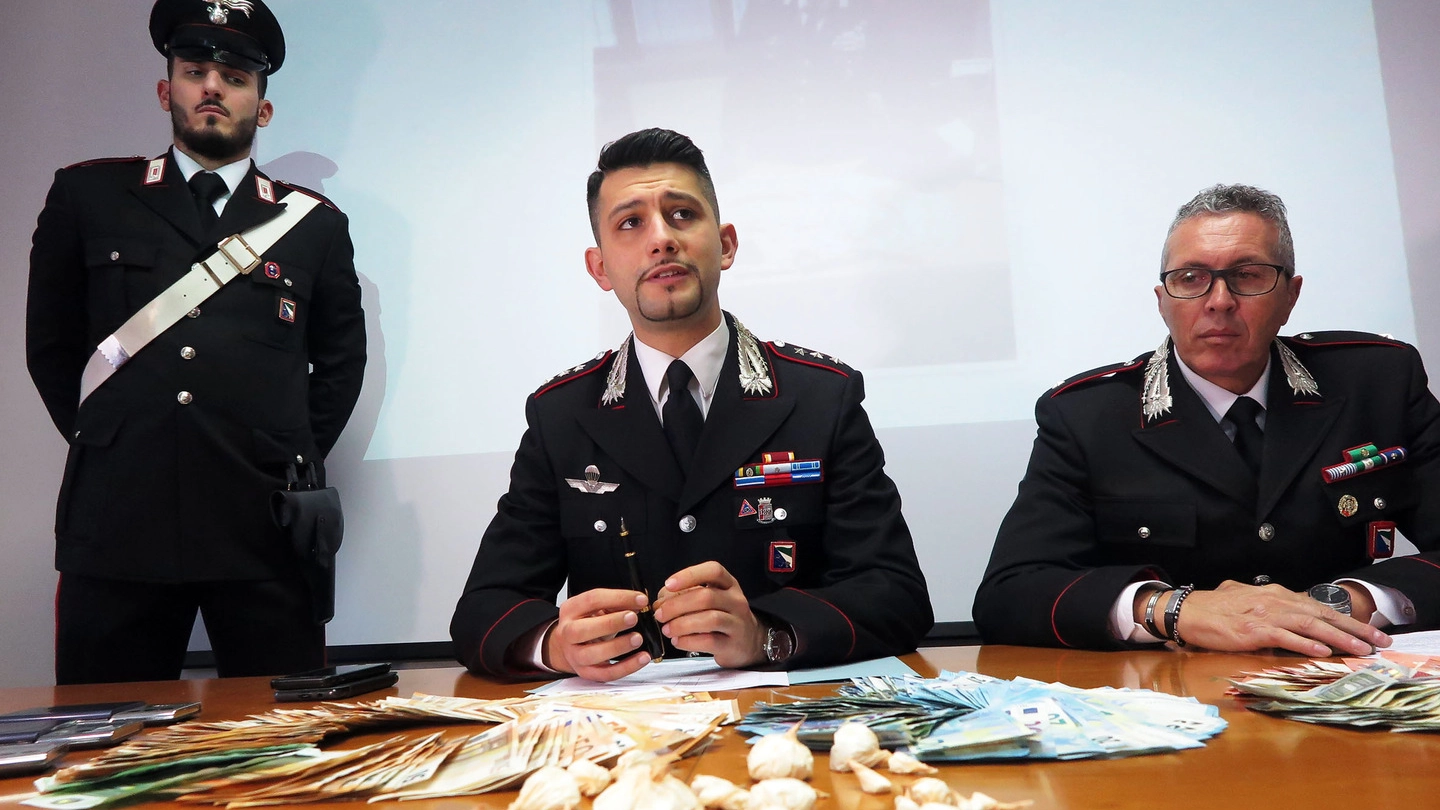 Il capitano Marco Califano e il tenente Miserendino durante la conferenza stampa