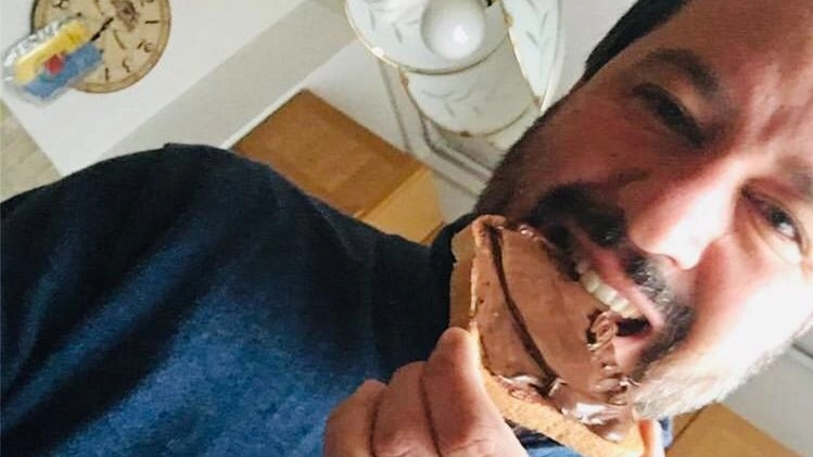 Matteo Salvini e l'ormai nota colazione a pane e Nutella