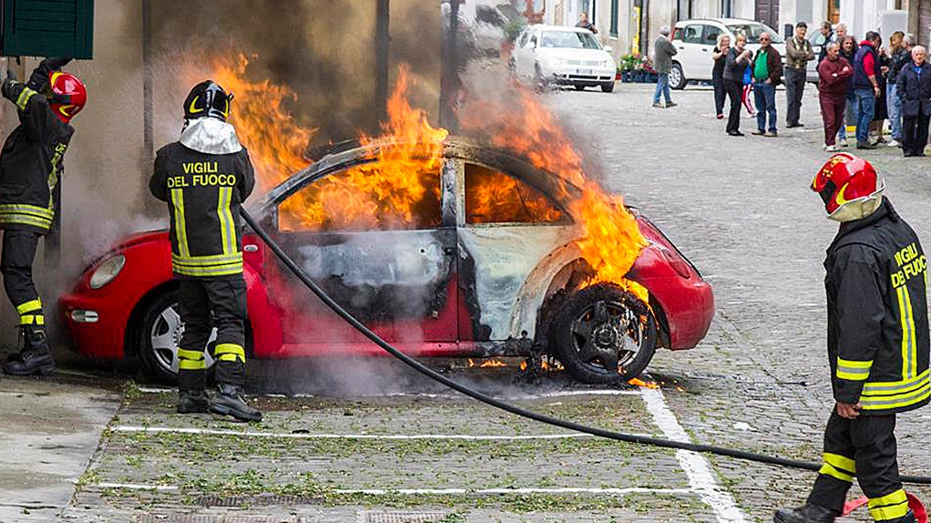 Sant'Angelo in Lizzola, auto divorata dalle fiamme