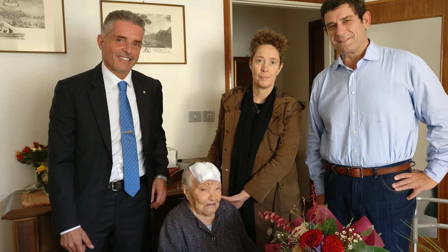 Il sindaco Lucchi, Renata Bianchi, l’assessore Simona Benedetti e Lucio Pirini, nipote della 112enne