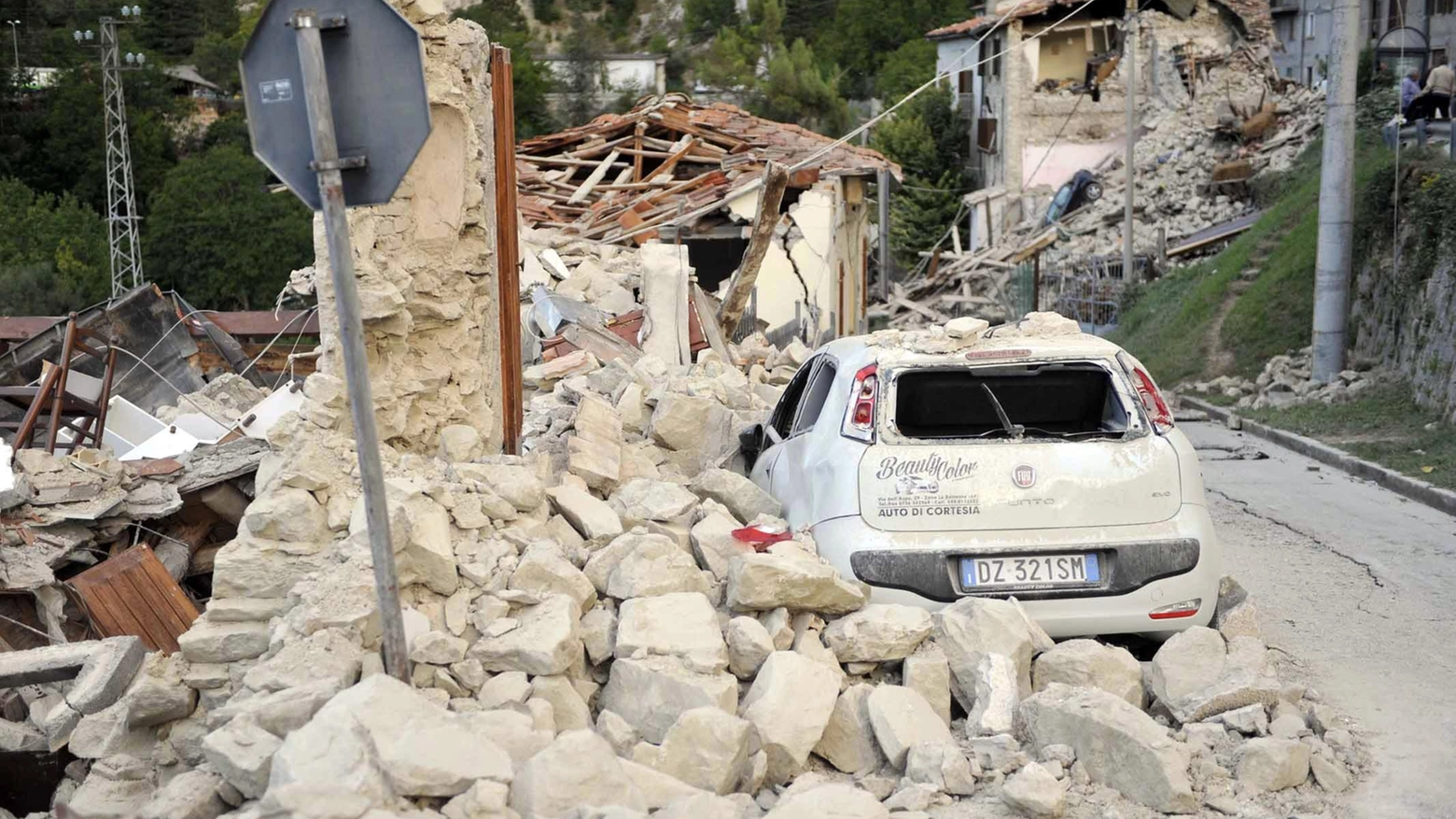 Terremoto, distrutta la frazione di Arquata, nell'ascolano (Foto Ansa)
