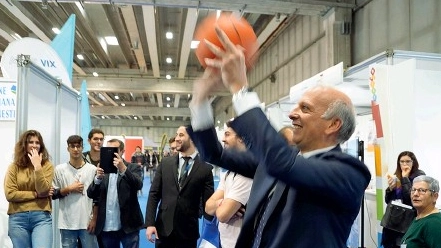 Il ministro Bussetti gioca a basket