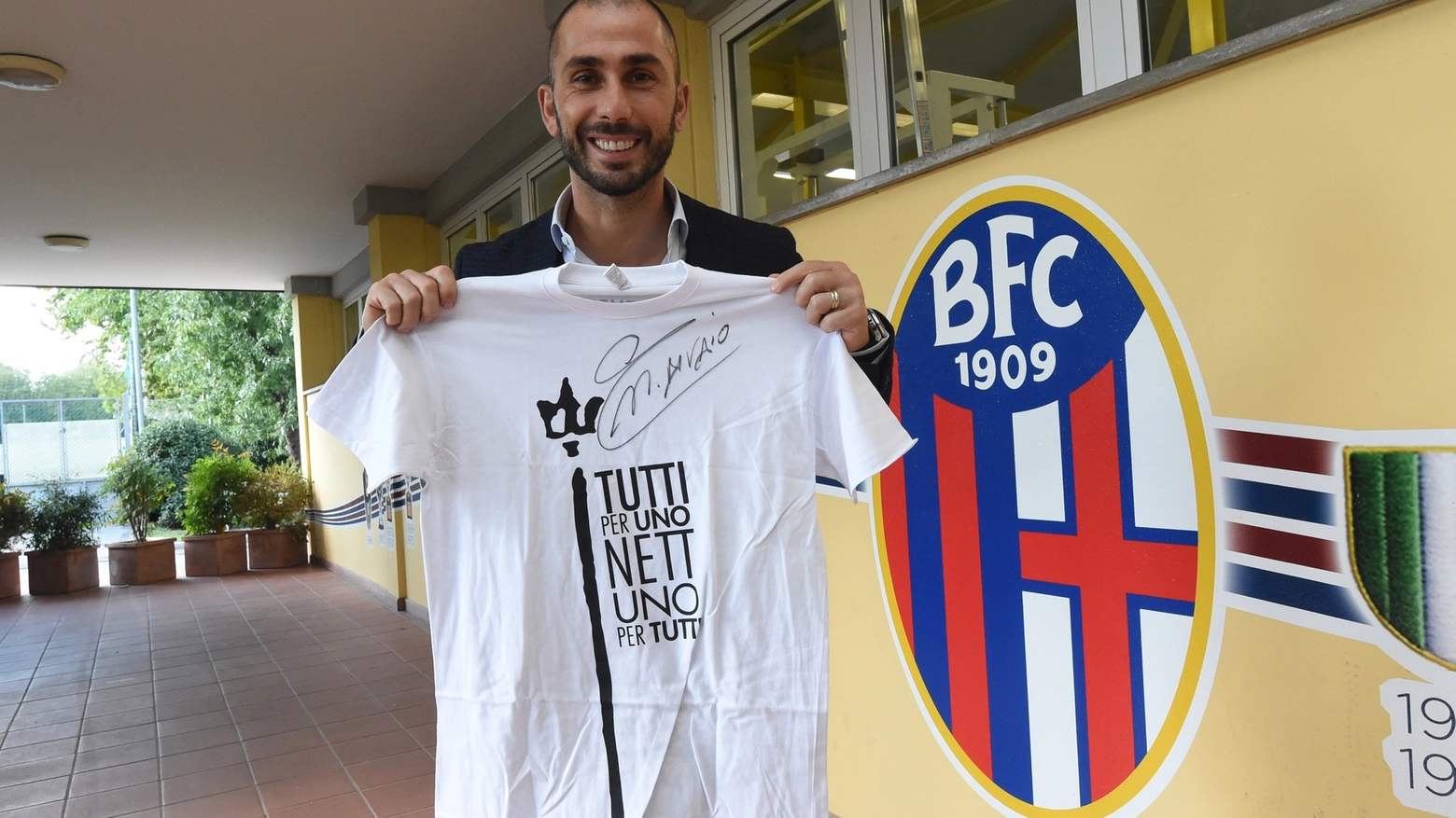 Bologna, il club manager Marco Di Vaio firma la t-shirt per il Nettuno