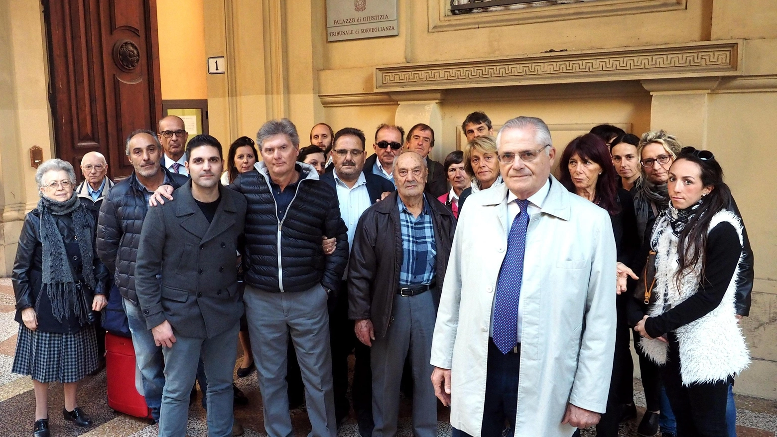 2 agosto, i parenti delle vittime con il presidente dell'associazione, Paolo Bolognesi