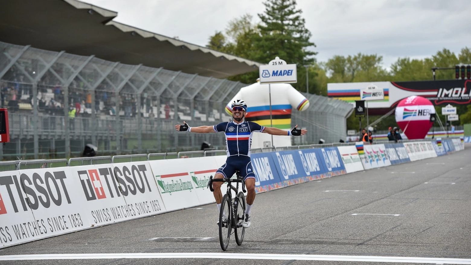 Mondiali di ciclismo, Julian Alaphilippe esulta all'autodromo di Imola