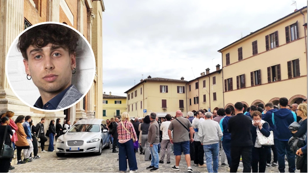Il funerale di Mattia Tancini (nel tondo): centinaia di persone alle esequie in Cattedrale
