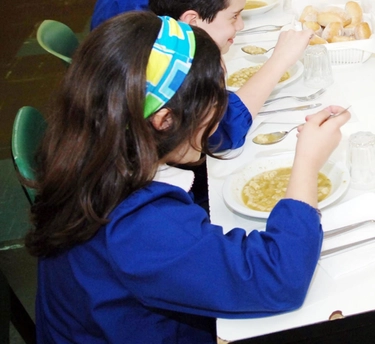 Niente mensa scolastica a Castel Maggiore: “Si mangia sui banchi”