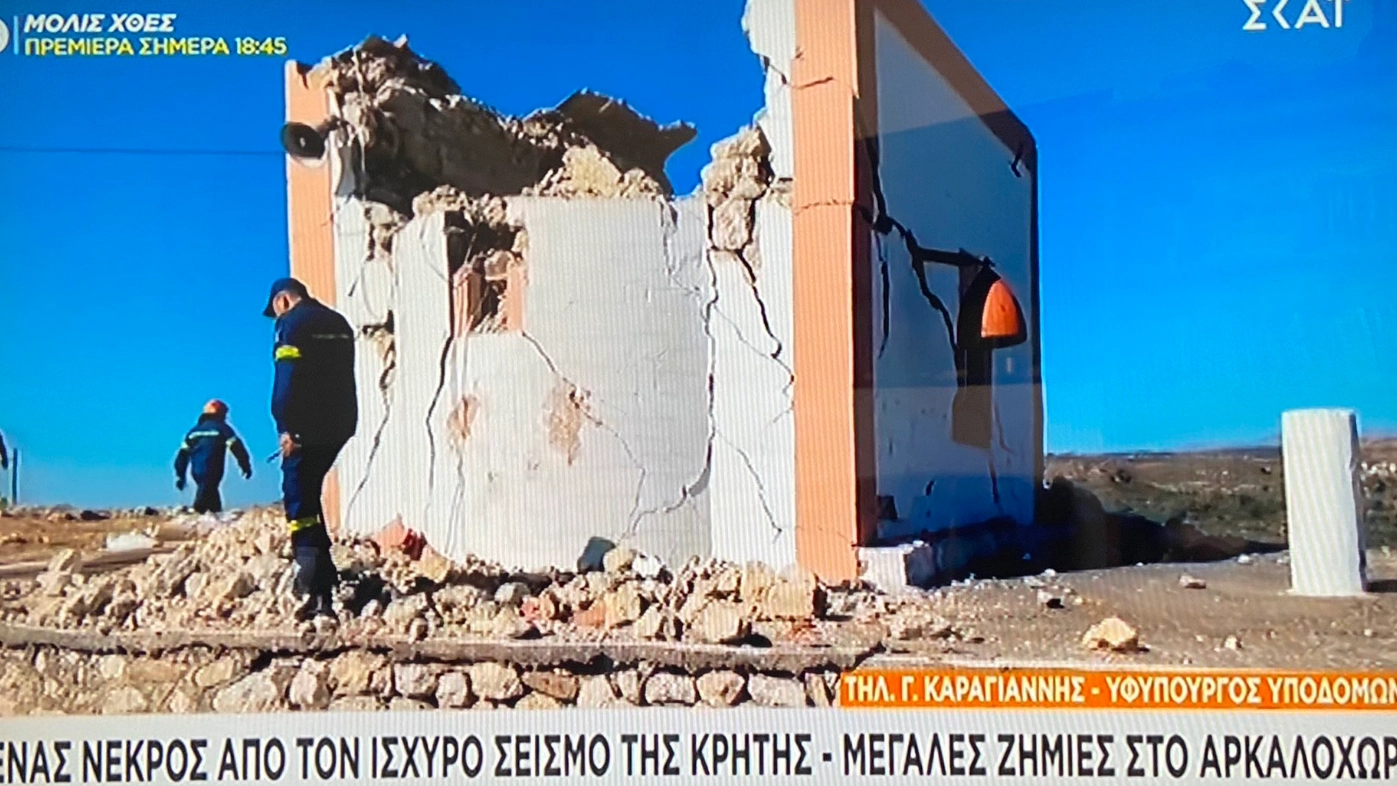 terremoto a Creta, un fermo immagine dalla tv (twitter)