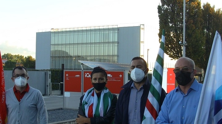 I sindacalisti ieri davanti ai cancelli della iGuzzini di Recanati