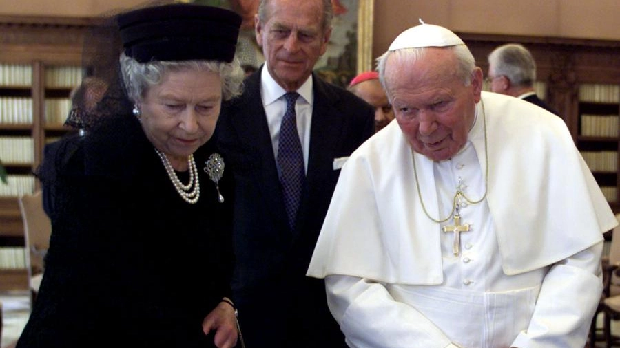 La regina Elisabetta II insieme a Giovanni Paolo II (Ansa)