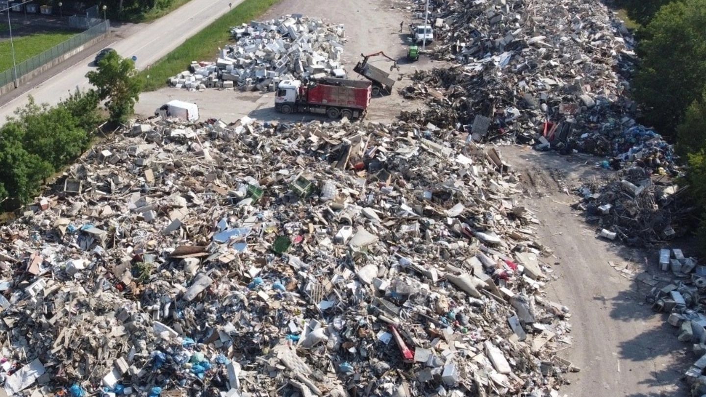 La montagna dei rifiuti vista dal drone  a Faenza