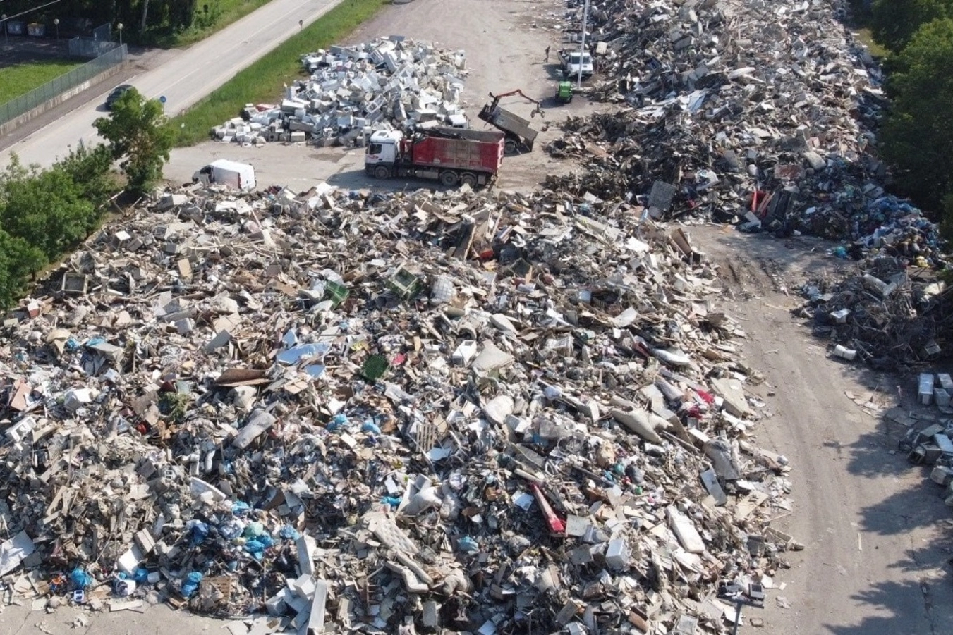 La montagna dei rifiuti vista dal drone  a Faenza