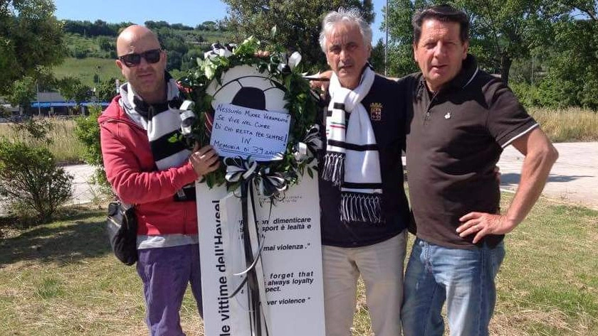 La corona in ricordo delle vittime dell’Heysel deposta dallo Juventus Club Pesaro