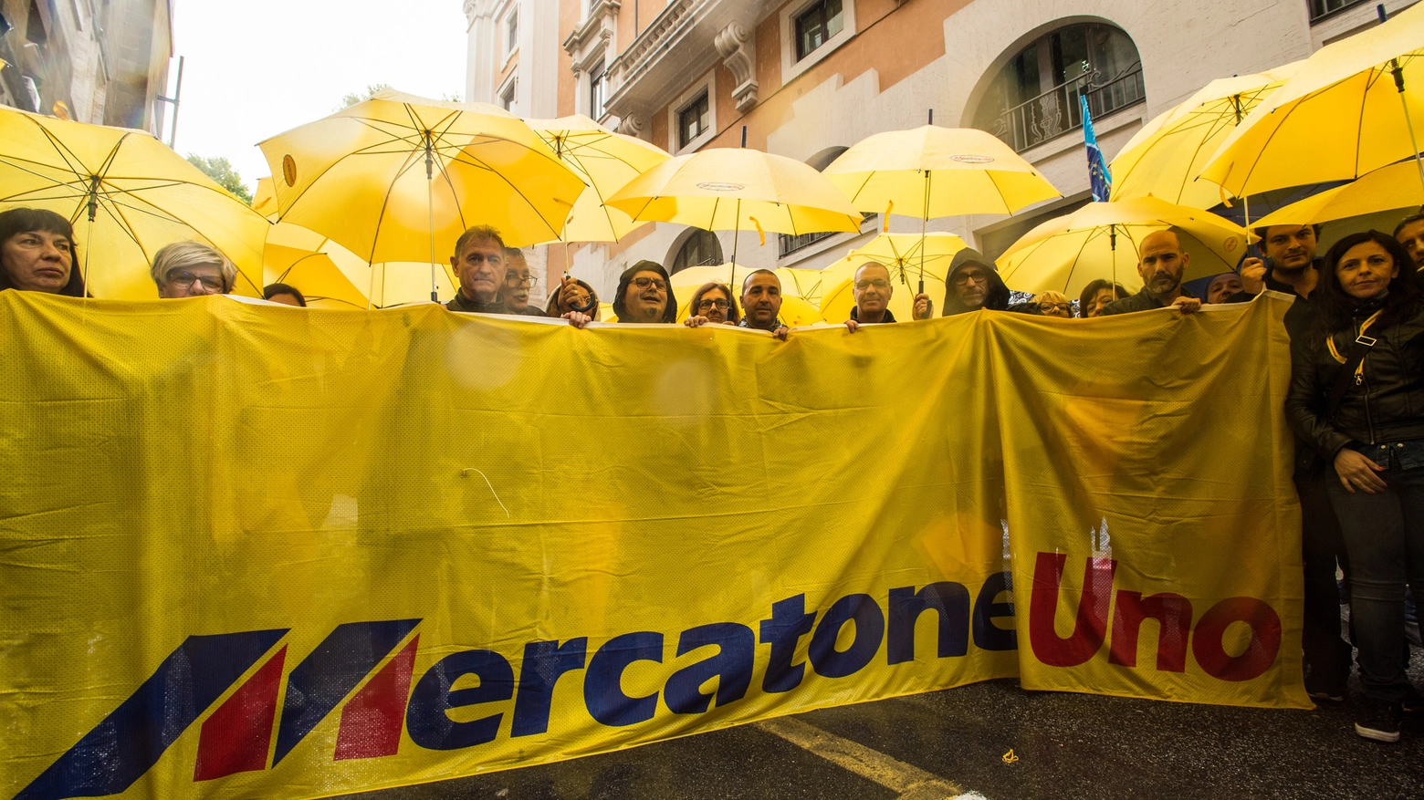 La protesta dei sindacati e dei dipendenti del Mercatone Uno a Roma (Foto LaPresse)