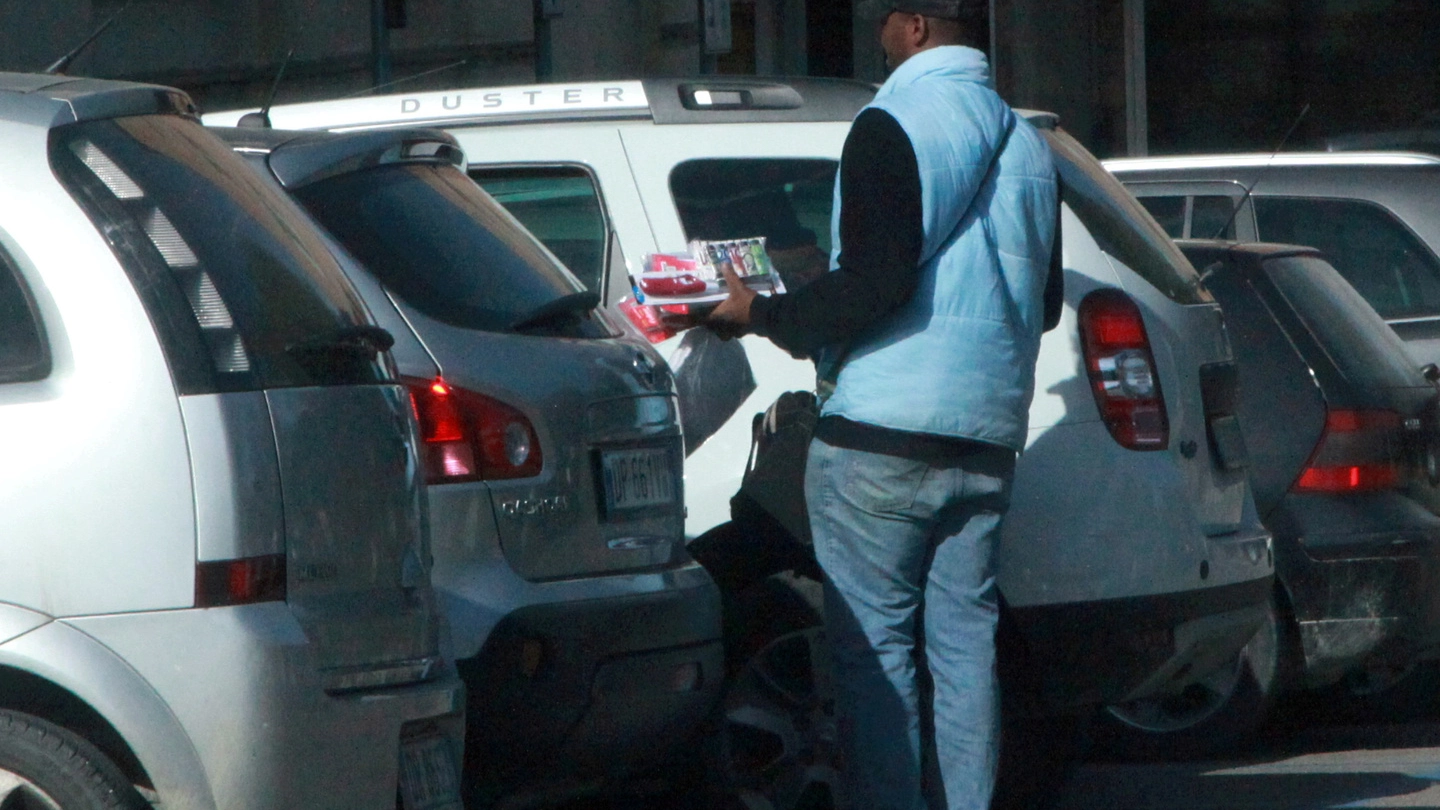 Un venditore abusivo nel parcheggio dell’ospedale Bufalini (foto di repertorio)