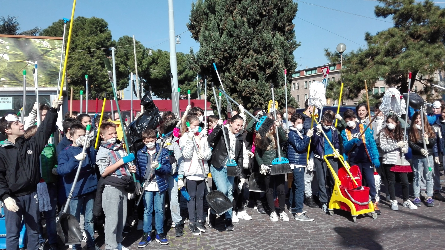 Bologna, via Indipendenza, i bambini puliscono i portici