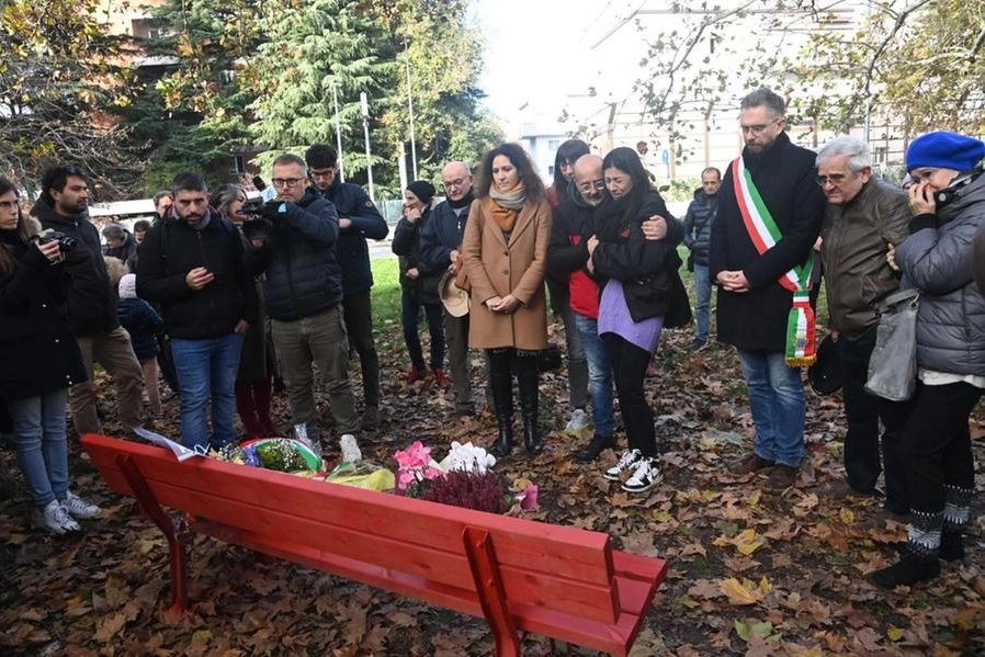 I parenti di Alessandra Matteuzzi con il sindaco e la panchina rossa (foto Schicchi)