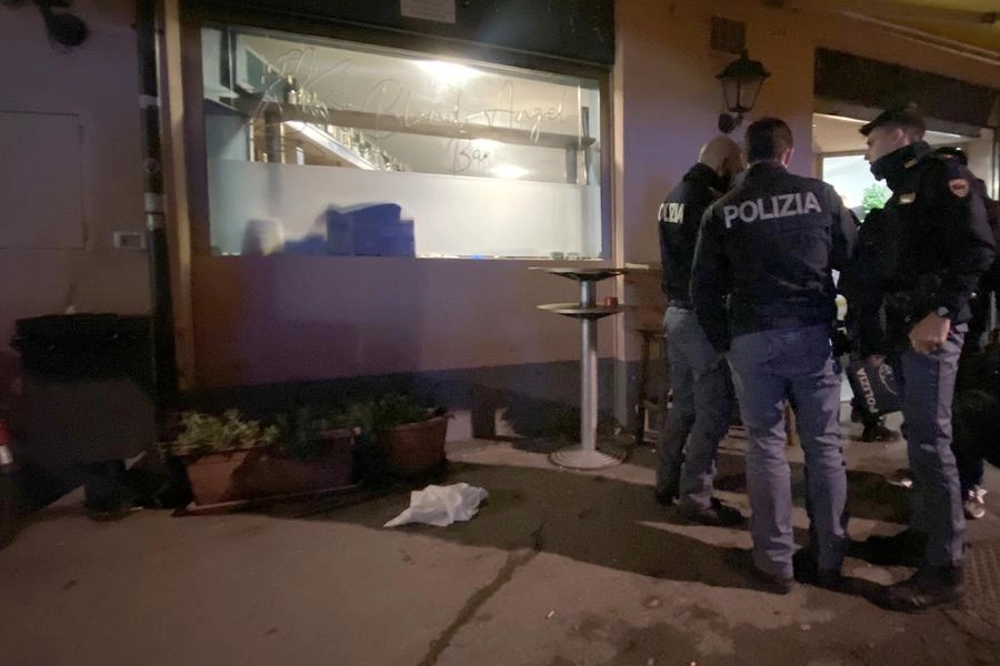 Aggressione davanti a un bar in via Di Roma (foto Zani)