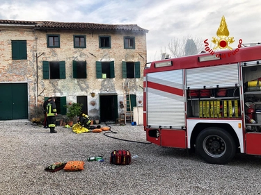Treviso, casa a fuoco per una termocoperta: ferito un anziano e un vigile del fuoco