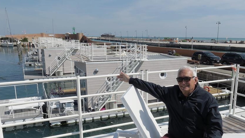 Gianni Sorci, direttore della darsena Marina di Rimini, mostra le House Boat del porto