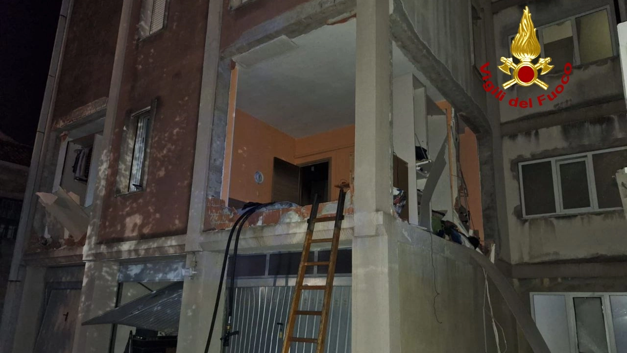 Dopo l’evacuazione del condominio, gli altri residenti sono potuti rientrare in casa: nessun danno strutturale al palazzo