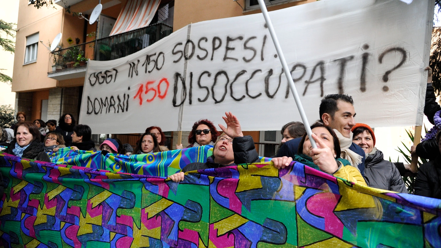 Tombolini, la protesta dei dipendenti (foto Calavita)