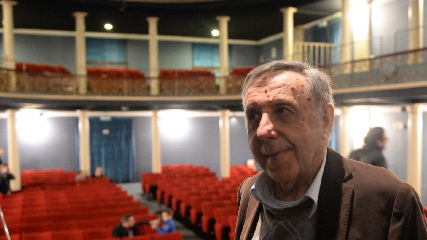 Il titolare Maurizio Lombardi nel teatro Apollo