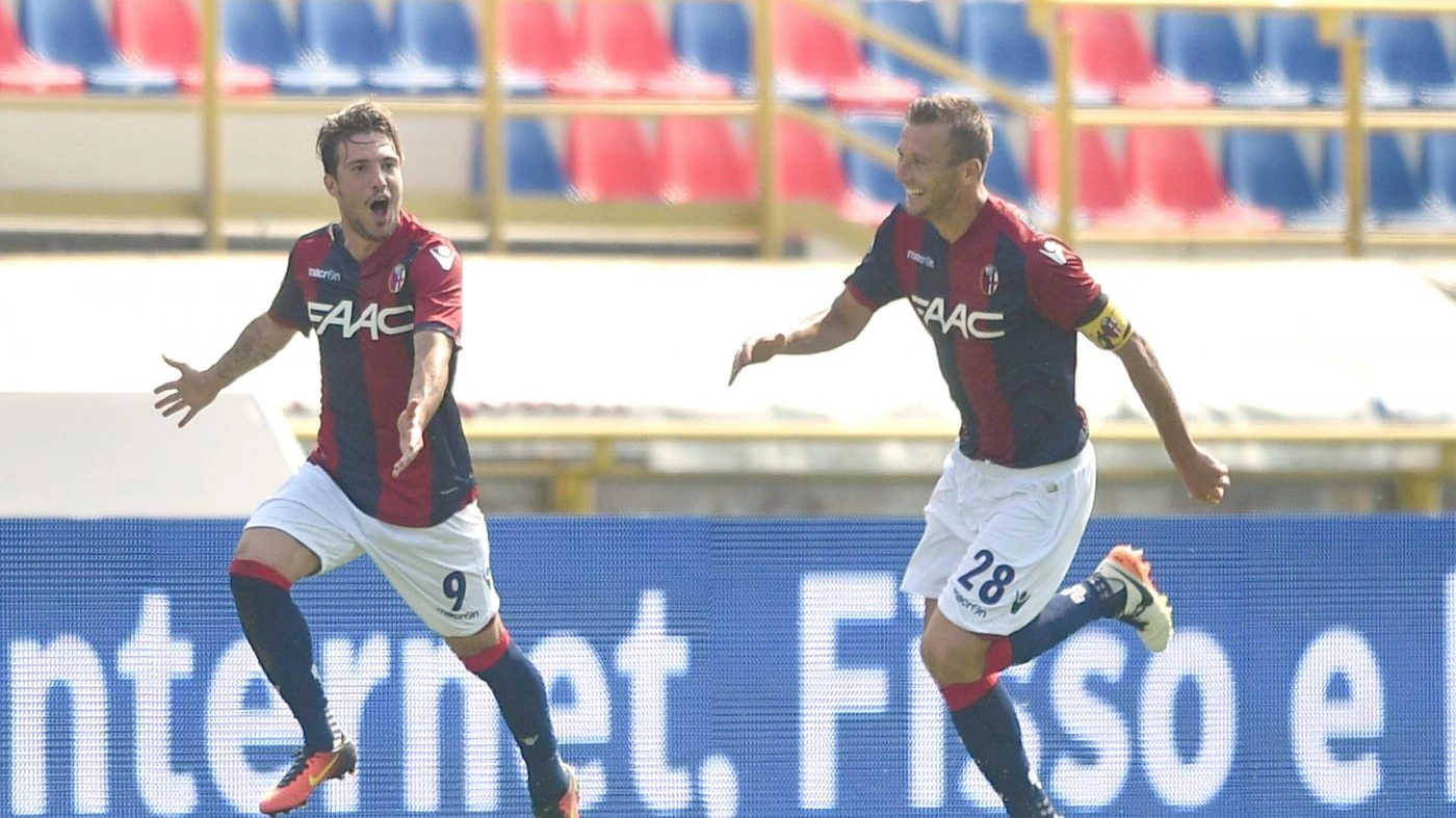 Simone Verdi festeggia il suo gol su punizione al Cagliari con Krejci