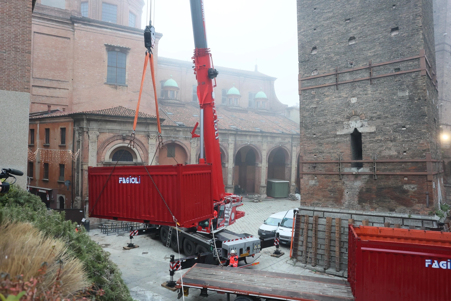 I nuovi container della Fagioli arrivati sotto la Garisenda (Foto Schicchi)