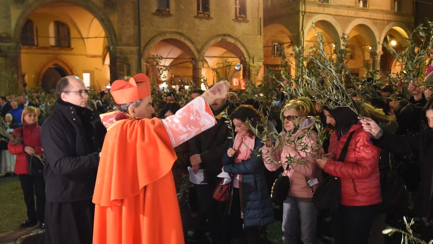 Bologna, il cardinale Caffarra benedice le palme (FotoSchicchi)