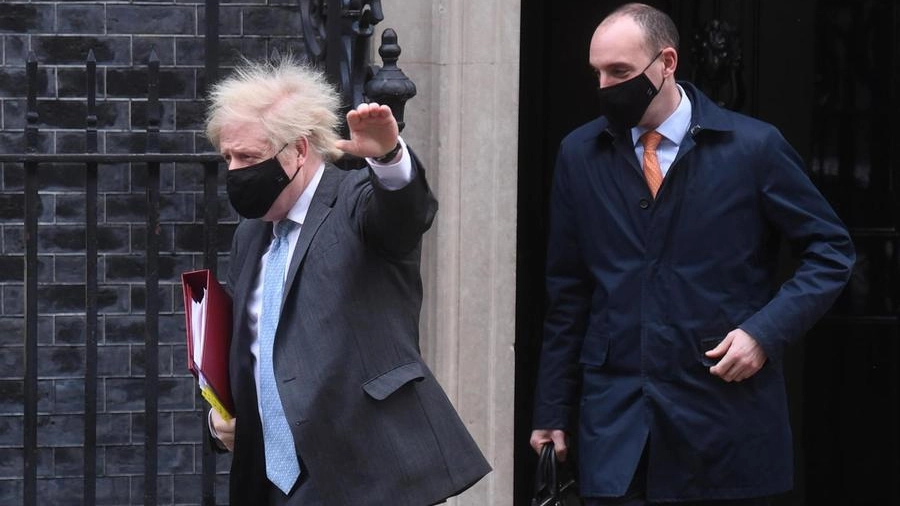 Boris Johnson mentre esce dal 10 di Downing Street