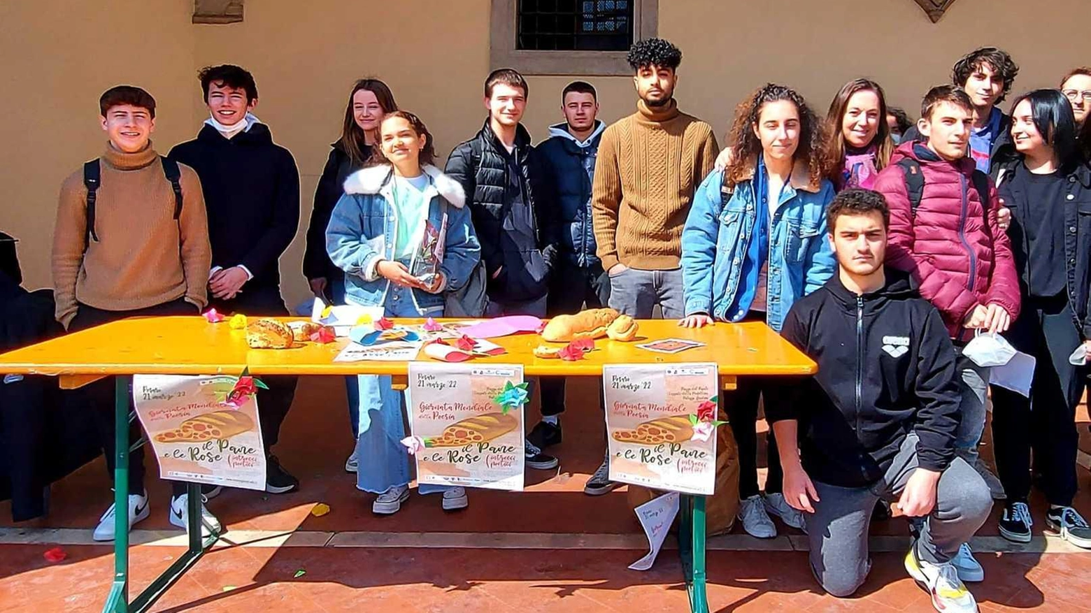 Giornata mondiale della poesia in piazza  Gli studenti regalano versi ai passanti