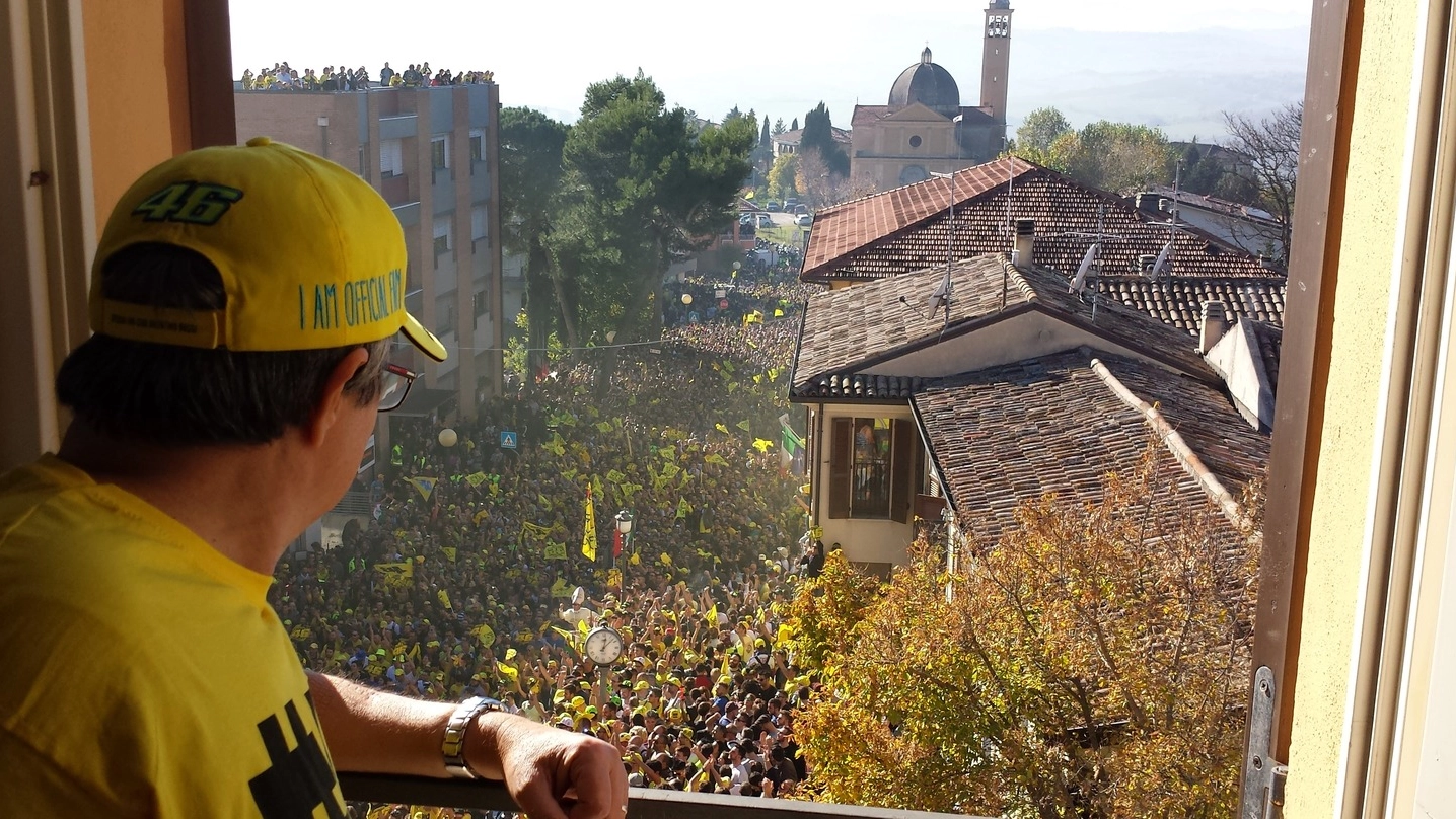 Tavullia vista dall’alto: la ‘marea gialla’ per Valentino Rossi (Foto Vitali)