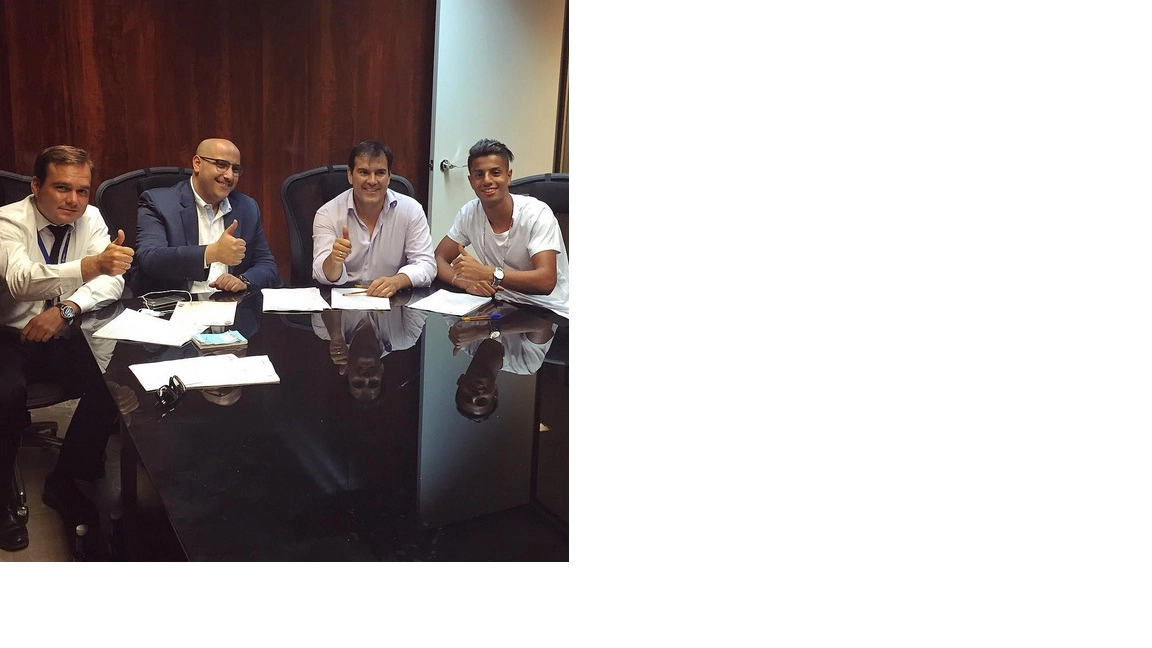 Mastour mentre firma col Malaga (foto tratta dal profilo Instagram del calciatore)