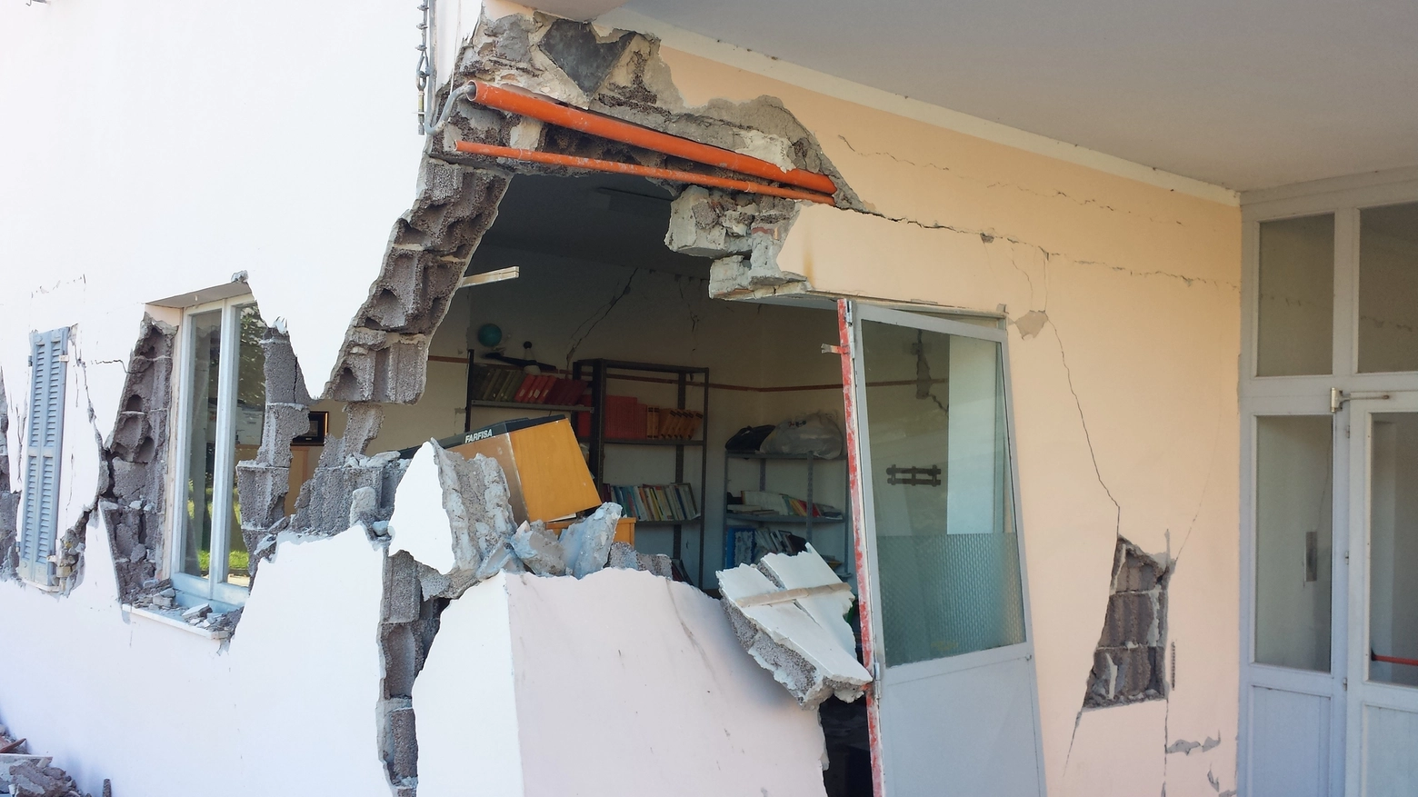 Un particolare dei danni del terremoto nella scuola di Fiastra
