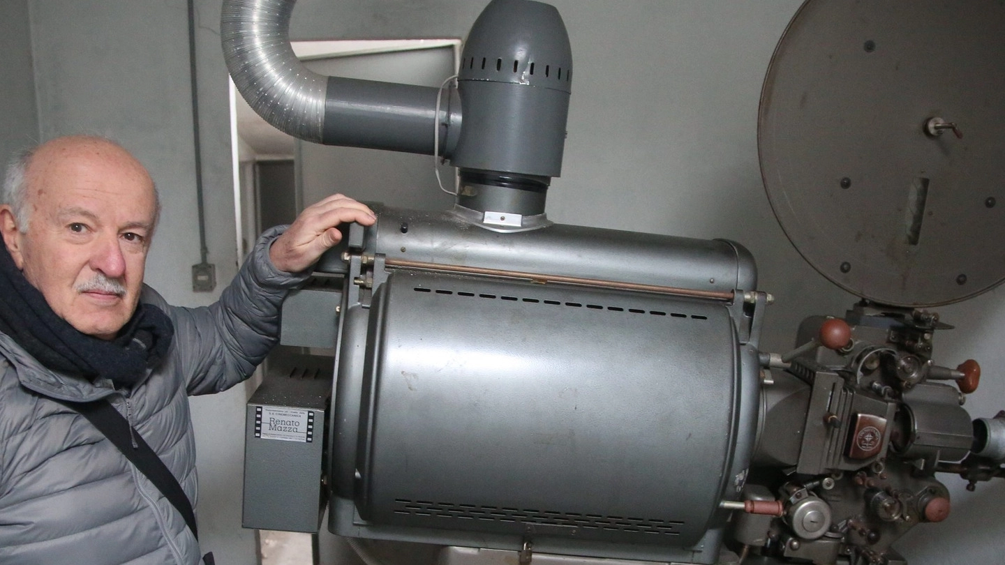 Il primo ‘proiettorista’ Franco Macrelli con l’antico proiettore che ancora si trova negli spazi in disuso