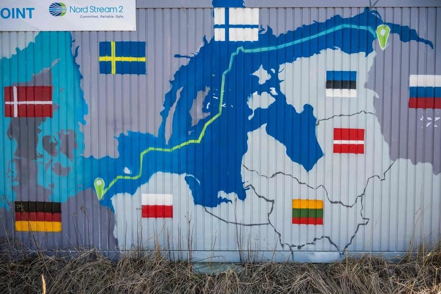 Il percorso del gasdotto Nord Stream 2 riprodotto su un container (Ansa)