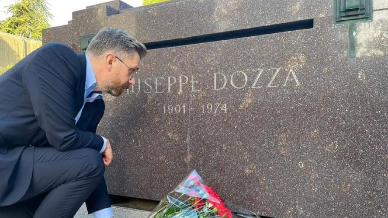 Il sindaco Matteo Lepore sulla tomba di Dozza il giorno dopo la vittoria (Schicchi)